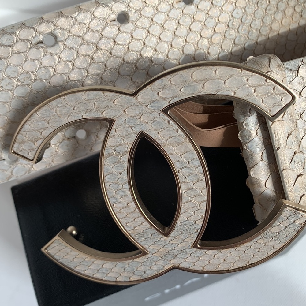 ⭐️ CHANEL Belt RARE Iridescent Python Leather Matte Gold HW Y2K Huge CC Big Logo - Picture 8 of 16